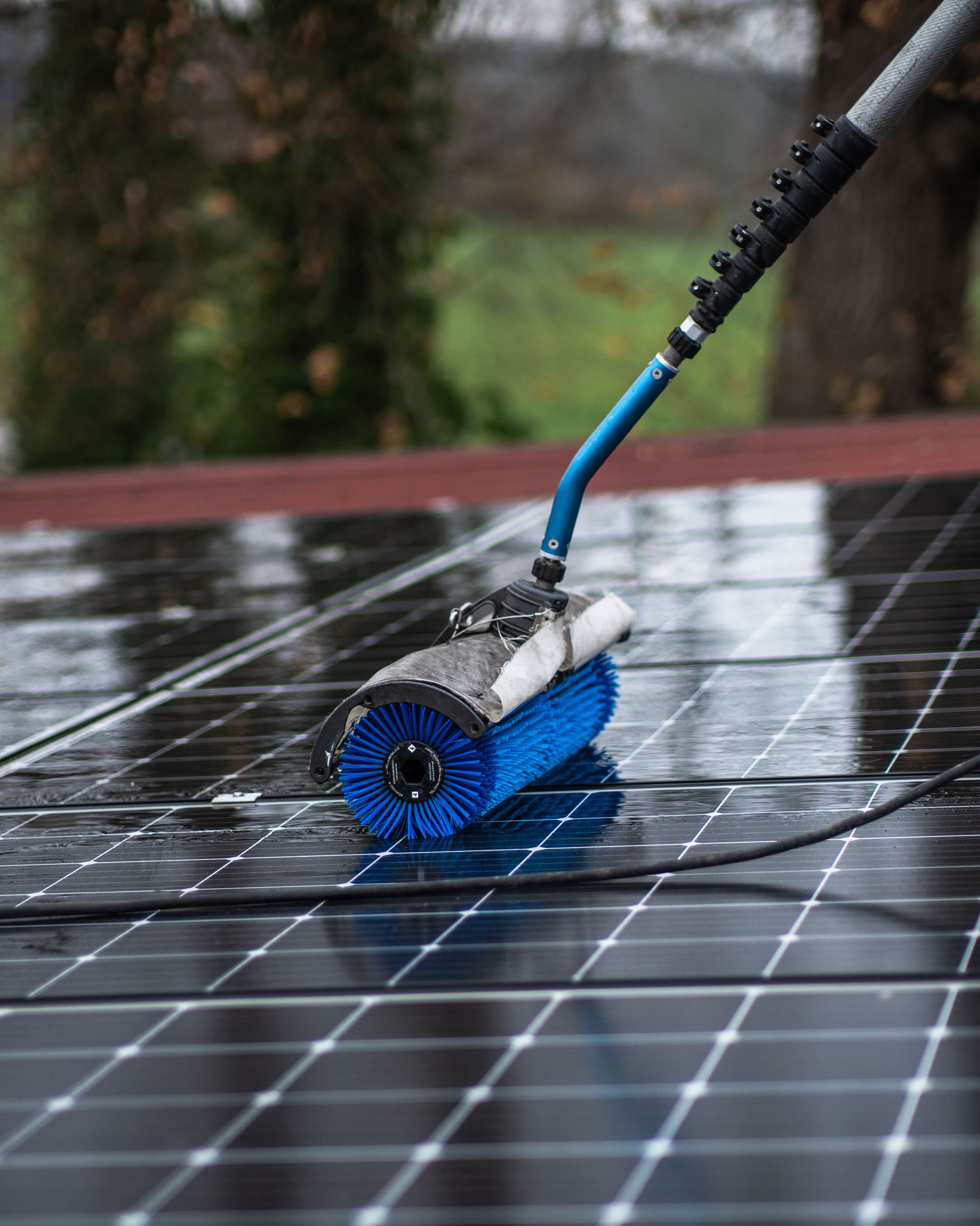 Professionelle Solarreinigung mit rotierender Bürste auf PV-Modulen